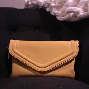 Cheery yellow clutch with tons of space 😍